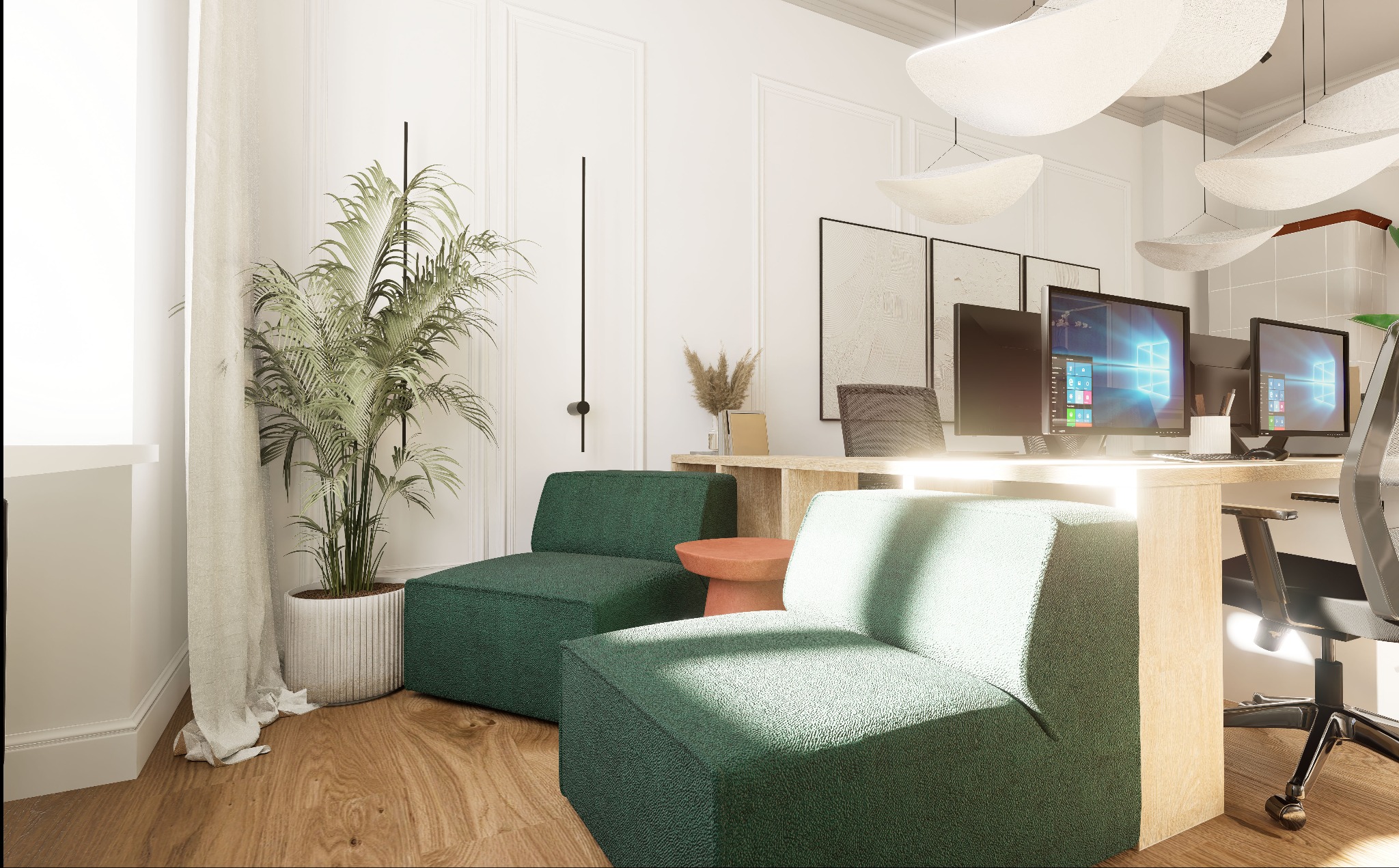 Jasne biuro z dwoma zielonymi fotelami modułowymi, drewnianym biurkiem z dwoma monitorami, wiszącymi lampami w kształcie dysków i dużą rośliną doniczkową.