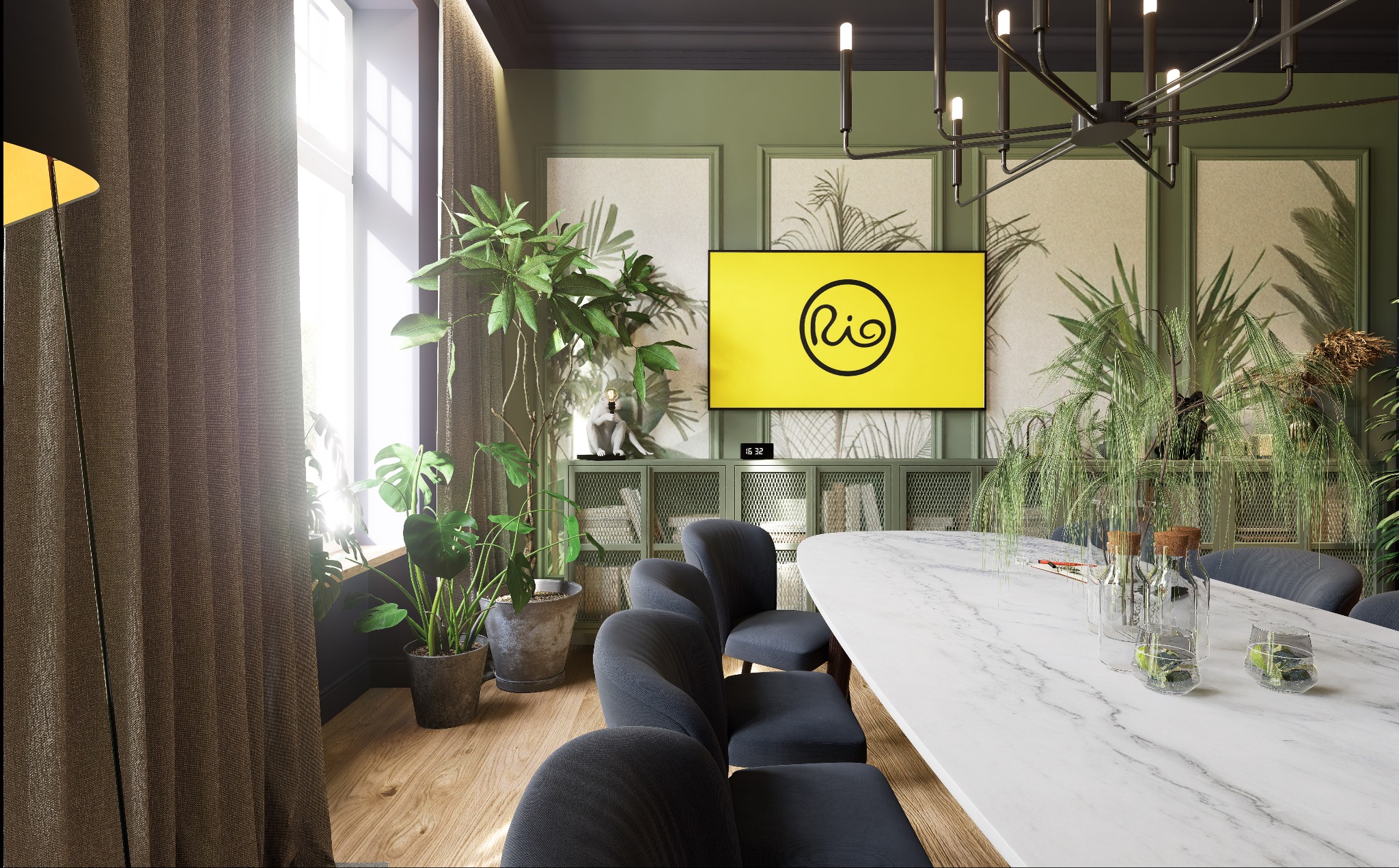 Elegancka sala konferencyjna z marmurowym stołem, ciemnymi krzesłami, zielonymi ścianami i roślinami doniczkowymi, oświetlona nowoczesnym żyrandolem. Na ścianie telewizor z żółtym ekranem i logo Rio.