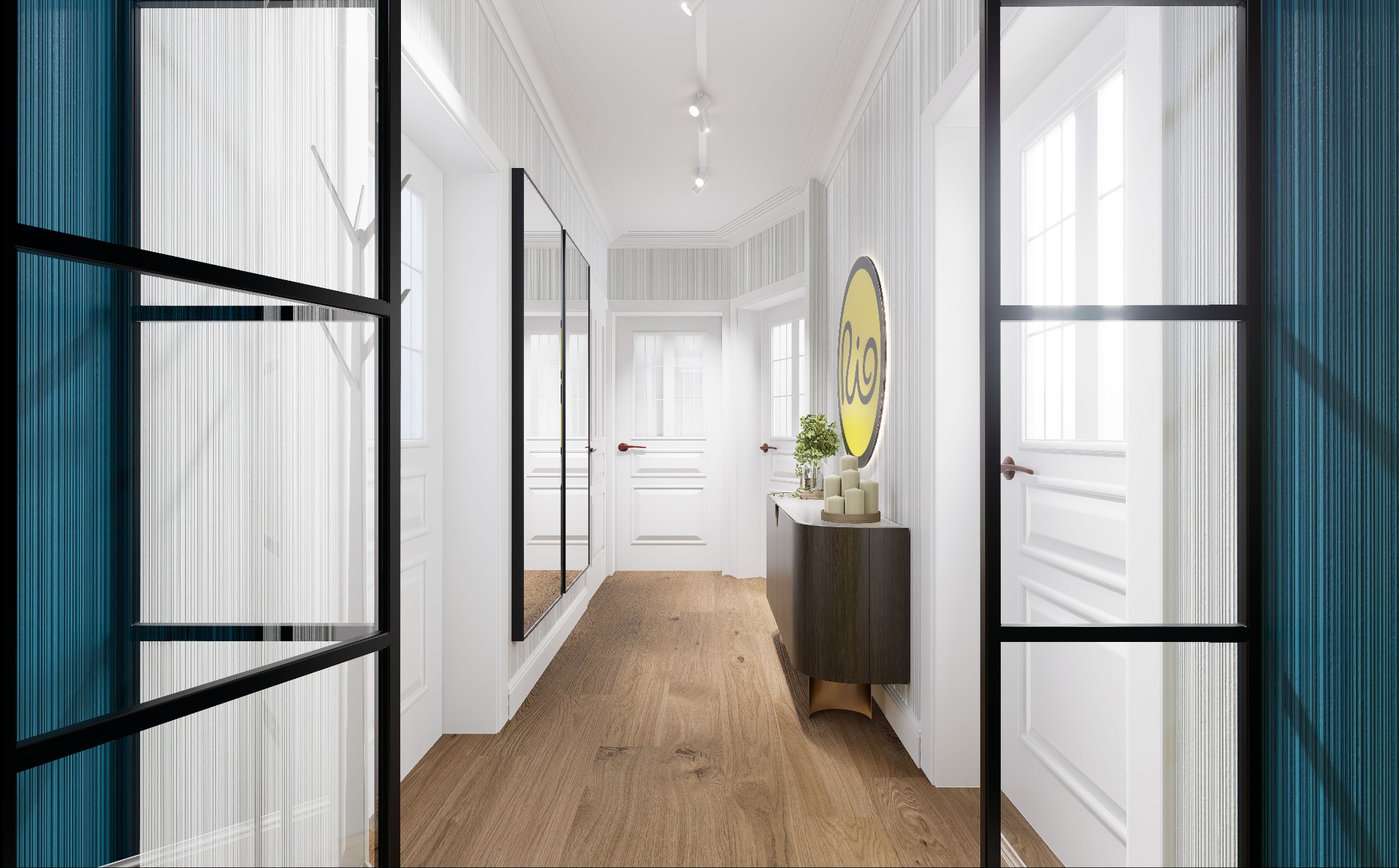 Nowoczesny korytarz z drewnianą podłogą, białymi ścianami w pionowe pasy i czarnymi, przeszklonymi drzwiami. W głębi lustro w czarnej ramie, białe drzwi i konsola z dekoracjami.