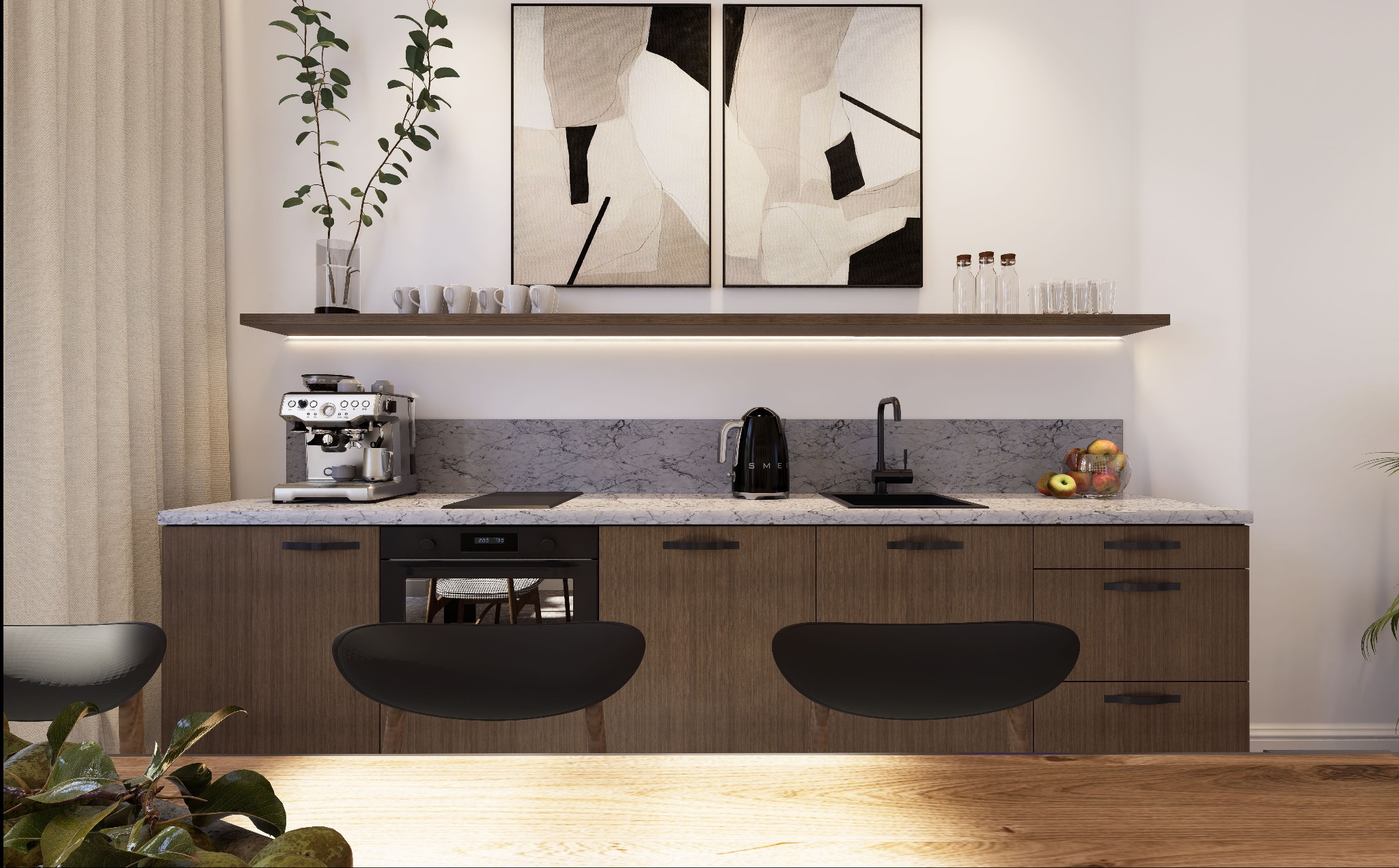 Nowoczesna kuchnia z drewnianymi szafkami, marmurowym blatem, ekspresem do kawy, czajnikiem SMEG i abstrakcyjnymi obrazami nad półką z podświetleniem LED.