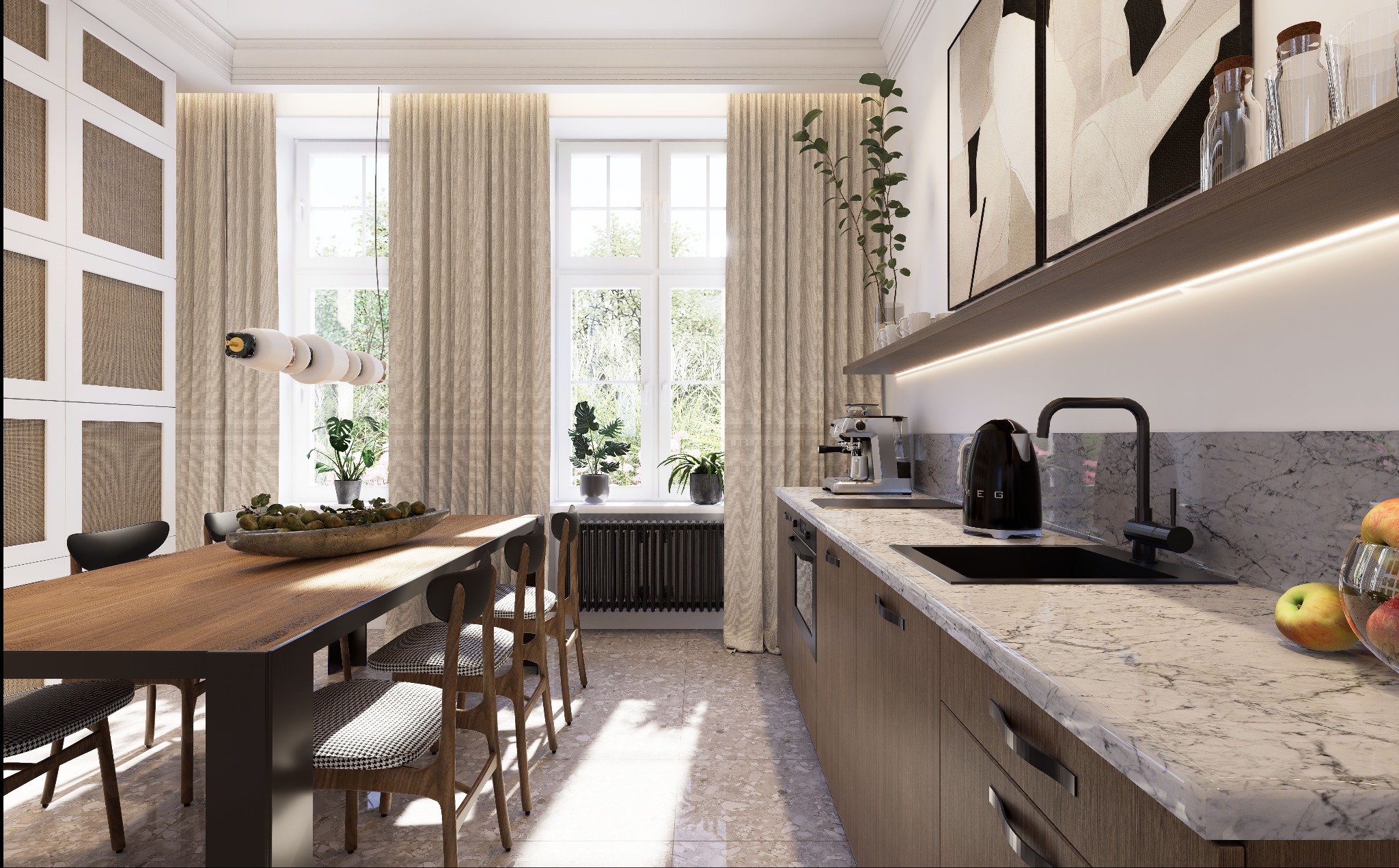 Jasna kuchnia z drewnianymi szafkami, marmurowym blatem, czarną armaturą i drewnianym stołem z owocami, oświetlona naturalnym światłem wpadającym przez okna z beżowymi zasłonami.