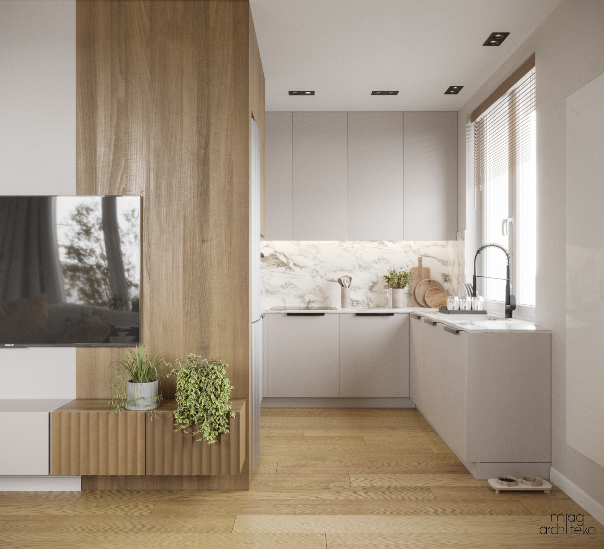 Jasna kuchnia z drewnianą podłogą i marmurowym blatem, minimalistyczne szafki bez uchwytów, oświetlenie LED podszafkowe, okno z żaluzjami i czarna bateria kuchenna.