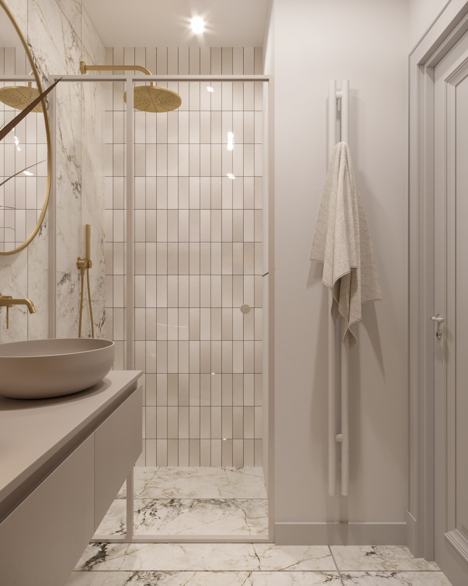Nowoczesna łazienka z marmurową podłogą i ścianą, kabina prysznicowa z drobnymi, pionowymi płytkami, okrągłe lustro z elementami w kolorze złota i umywalka w odcieniach beżu.