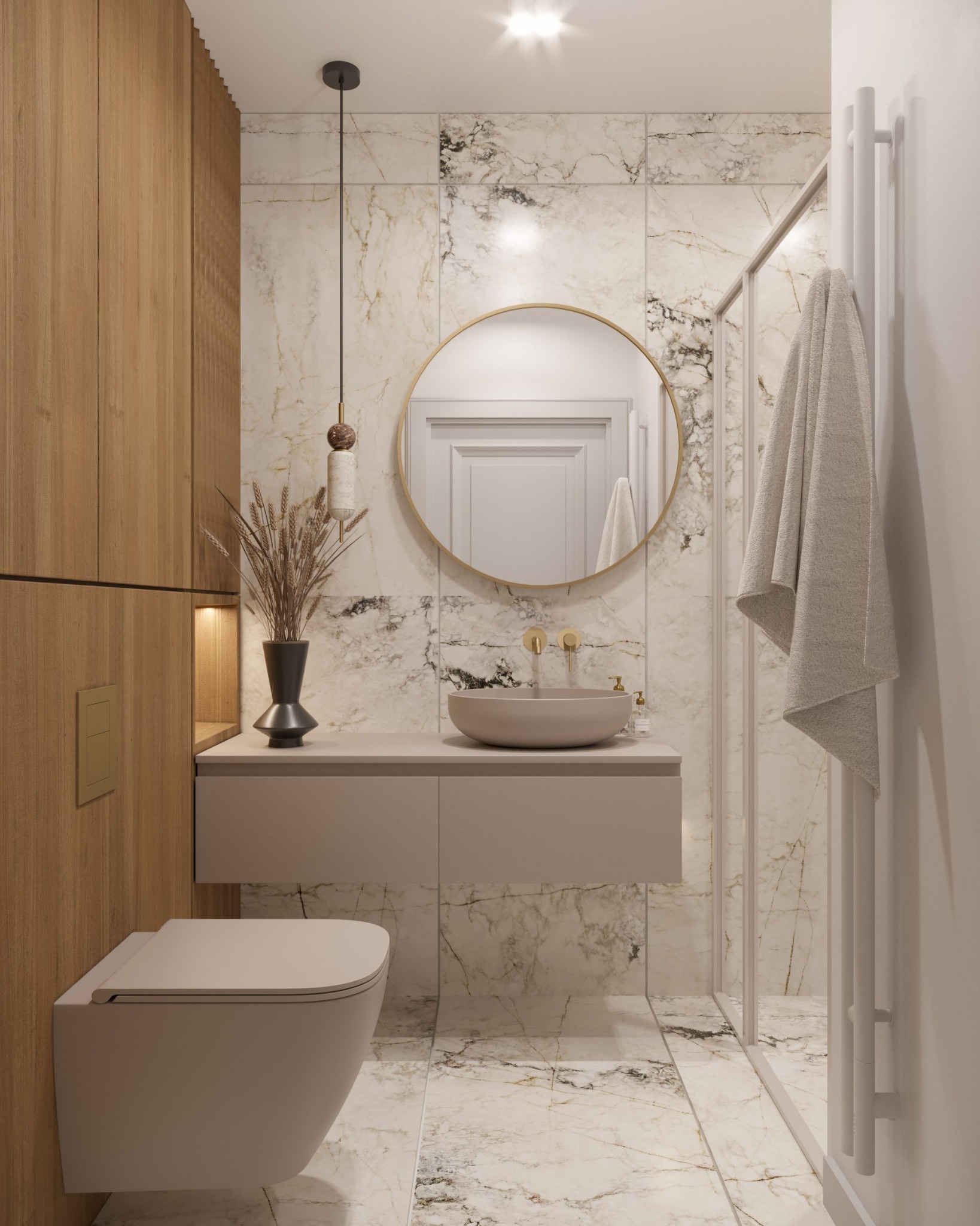 Elegancka łazienka w odcieniach beżu i bieli z marmurowymi płytkami, okrągłym lustrem w złotej ramie, wiszącą umywalką i drewnianą zabudową, akcentowana designerską lampą wiszącą i dekoracyjnym...