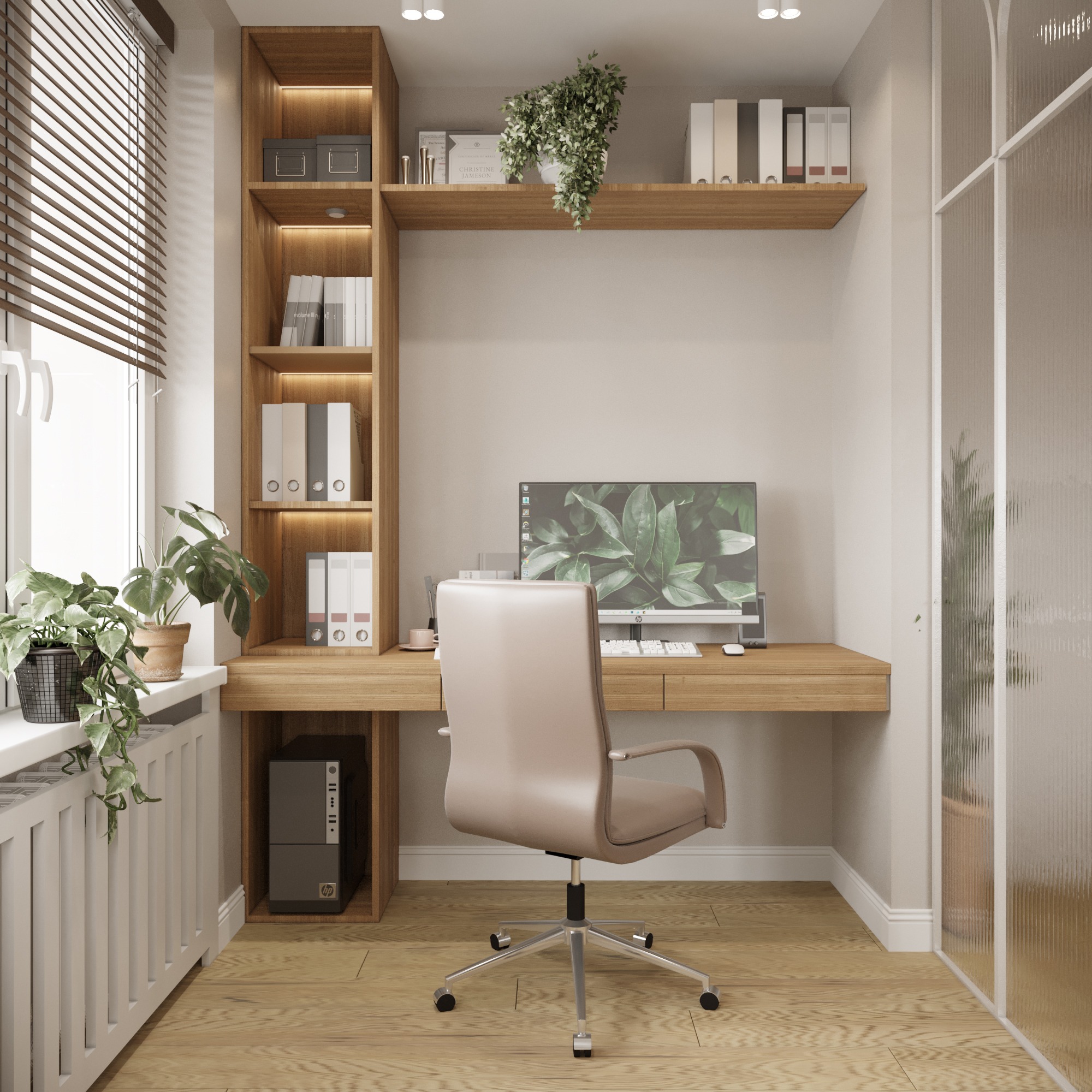 Ergonomiczne miejsce pracy w domu: biurko z drewnianym blatem, beżowe krzesło obrotowe, komputer z motywem roślinnym na ekranie, regał z półkami i oświetleniem LED, rolety w oknie, oraz rośliny...