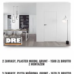 Ukryte białe drzwi z czarną klamką, wkomponowane w ścianę, widoczne w minimalistycznym wnętrzu z drewnianą podłogą, obok designerska lampa stojąca i stół z krzesłami, logo DRE w lewym dolnym rogu.