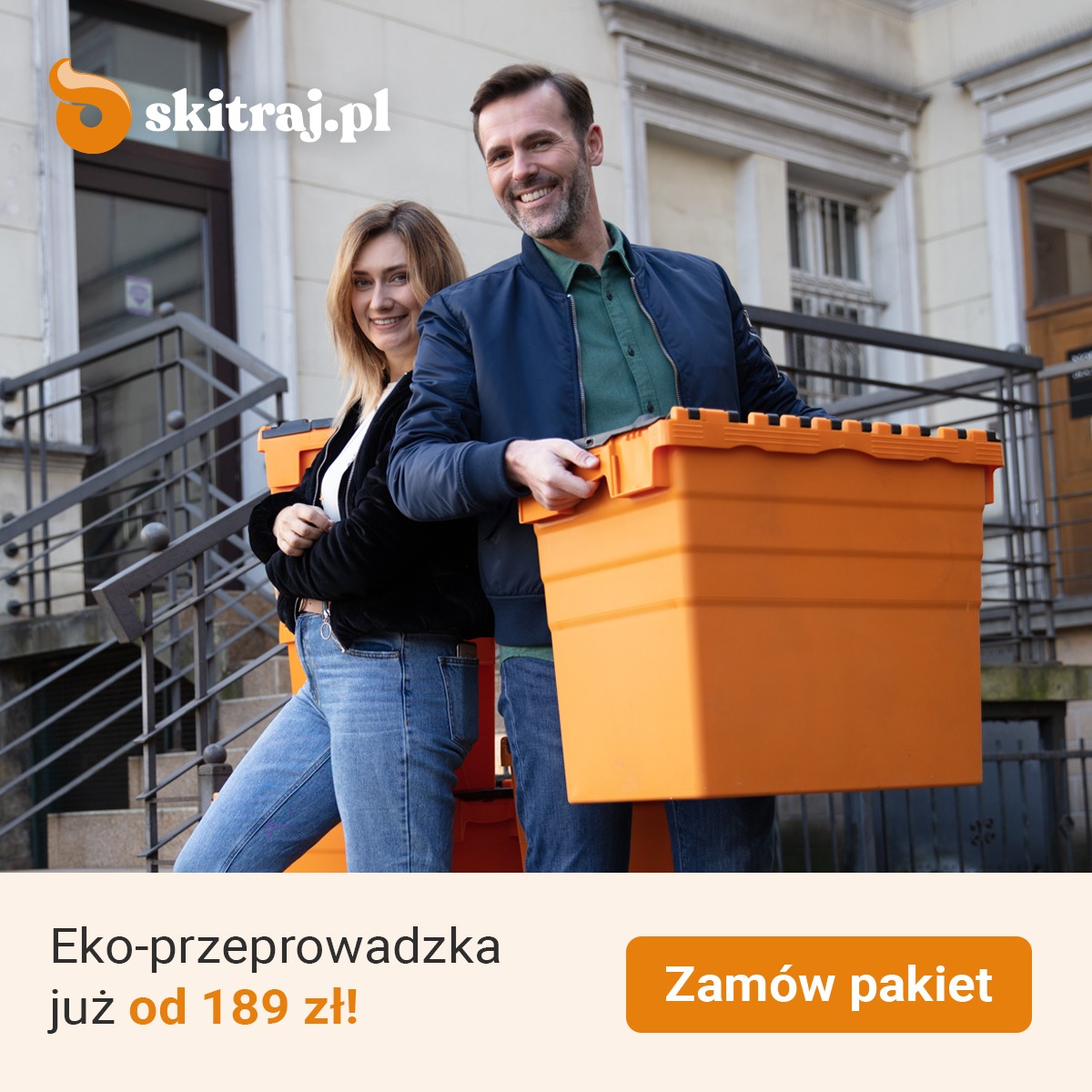 Uśmiechnięta para trzymająca pomarańczowe skrzynie do przeprowadzki na tle budynku mieszkalnego z logo firmy na górze.