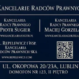 Szyld informacyjny z nazwami kancelarii radców prawnych: Piotr Sugier, Maciej Gorzelak i M. Repelewicz i Wsp. z adresami stron internetowych i kodem QR.