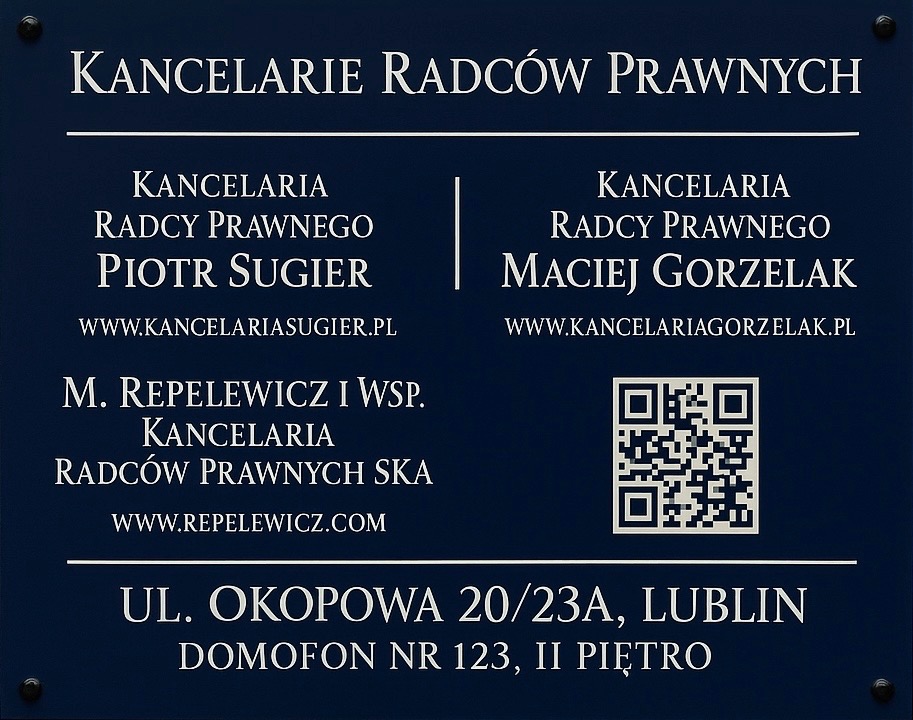 Szyld informacyjny z nazwami kancelarii radców prawnych: Piotr Sugier, Maciej Gorzelak i M. Repelewicz i Wsp. z adresami stron internetowych i kodem QR.