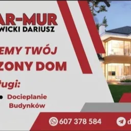 Baner reklamowy firmy budowlanej Dar-Mur Nowicki Dariusz z wizualizacją nowoczesnego domu z dużymi oknami i ogrodem, oferującej usługi budowlane, dekarskie, brukarskie i docieplanie budynków,...