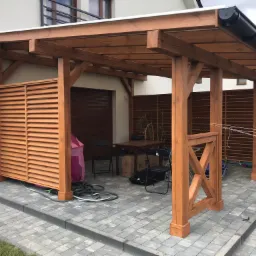 Zadaszenie tarasu poliwęglan komorowy wraz z boczną zabudową żaluzjową w kolorze kasztan