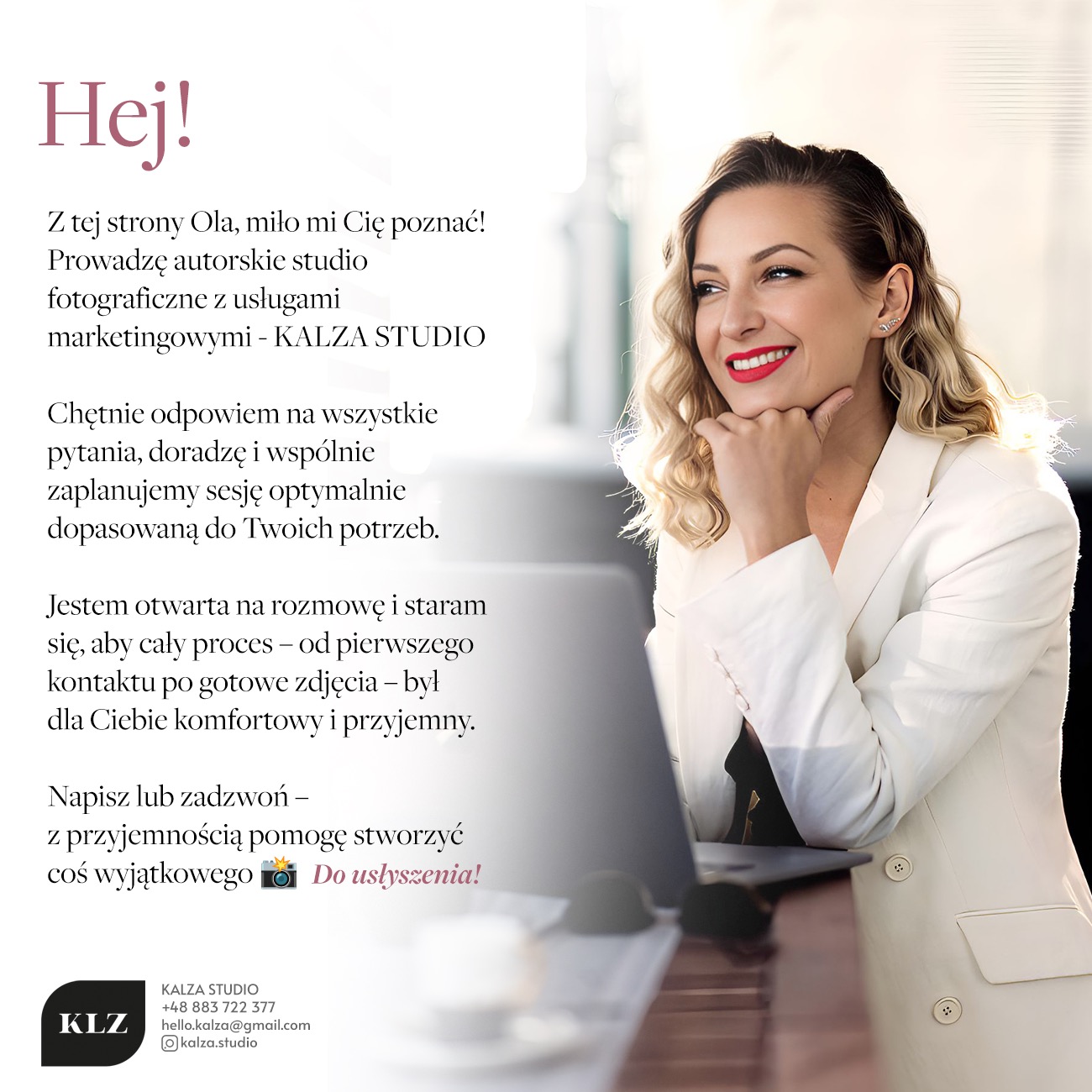 Portret uśmiechniętej kobiety w białym żakiecie, z dłonią pod brodą, w tle jasne okno i fragment laptopa, obok tekst reklamowy studia fotograficznego.