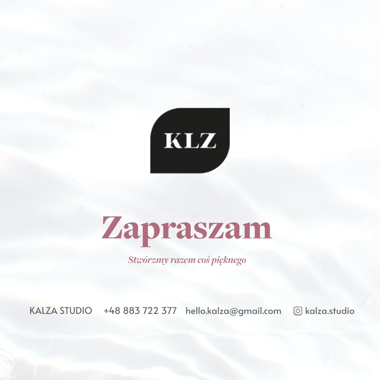 Logo Kalza Studio z napisem 'Zapraszam. Stwórzmy razem coś pięknego' na tle imitującym wodę, zawierające dane kontaktowe.