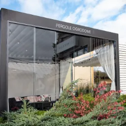 Pergola Ogrodowa z szybami przesuwnymi i dachem z regulowanymi lamelami