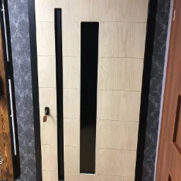 Drzwi kompozytowe z ukrytymi zawiasami