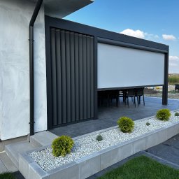 Pergola lamelowa wraz z shuttersami pionowymi oraz roletami screen zip