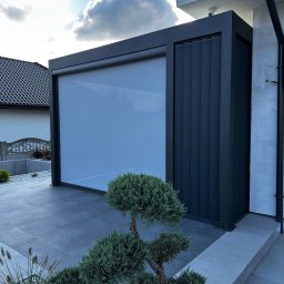 Pergola lamelowa wraz z shuttersami pionowymi oraz roletami screen zip
