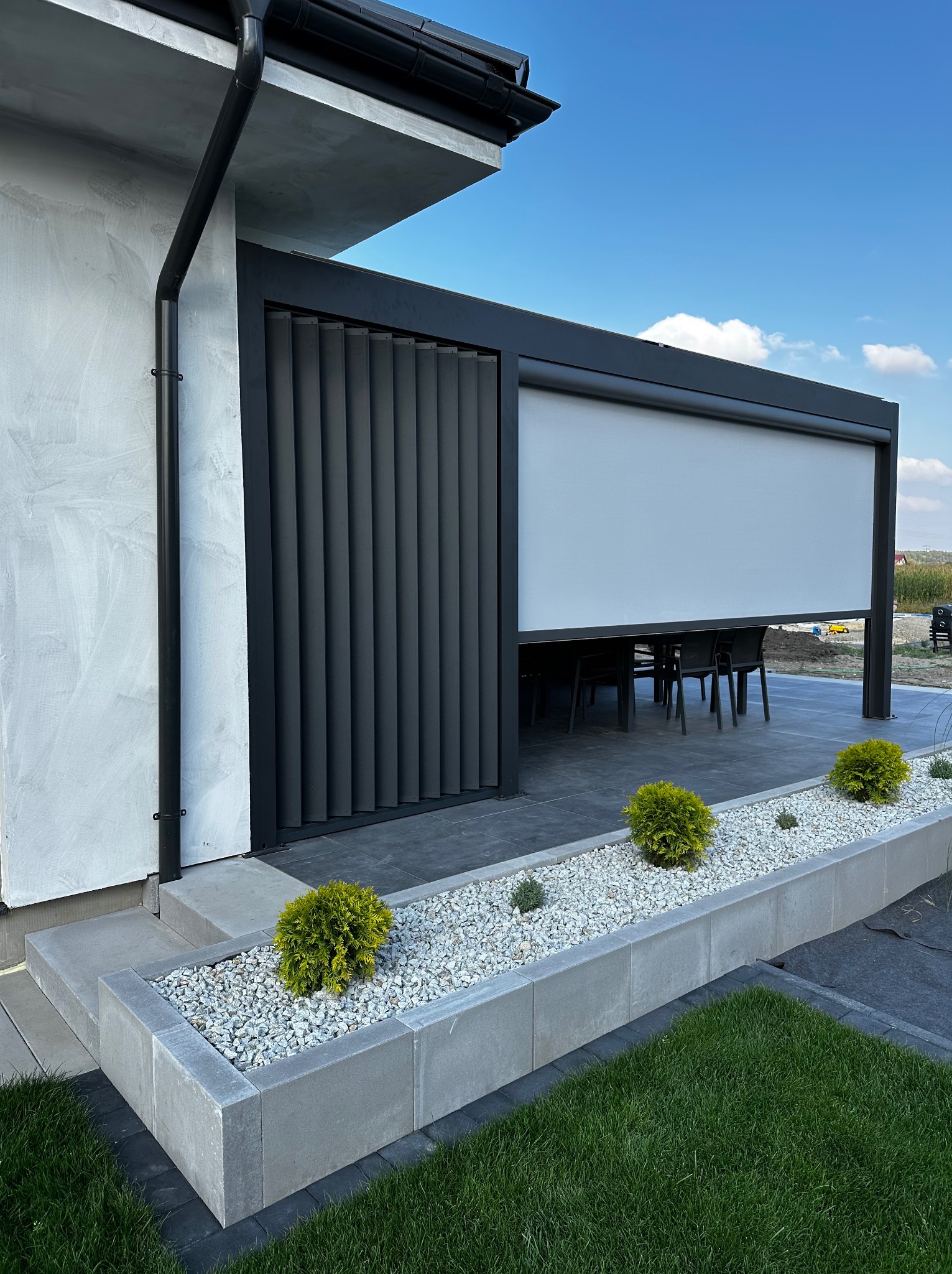 Pergola lamelowa wraz z shuttersami pionowymi oraz roletami screen zip