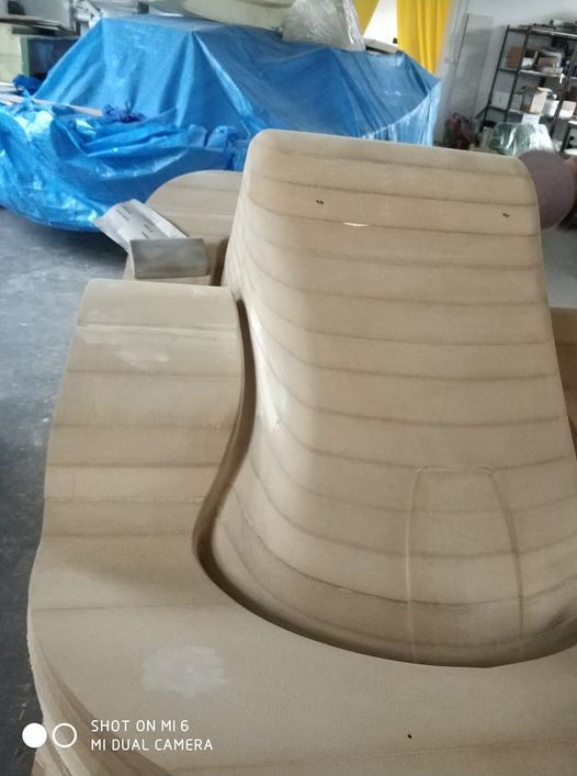 Forma z warstwowego drewna, prawdopodobnie model prototypowy lub element do odlewu, widoczne ślady obróbki i szlifowania.