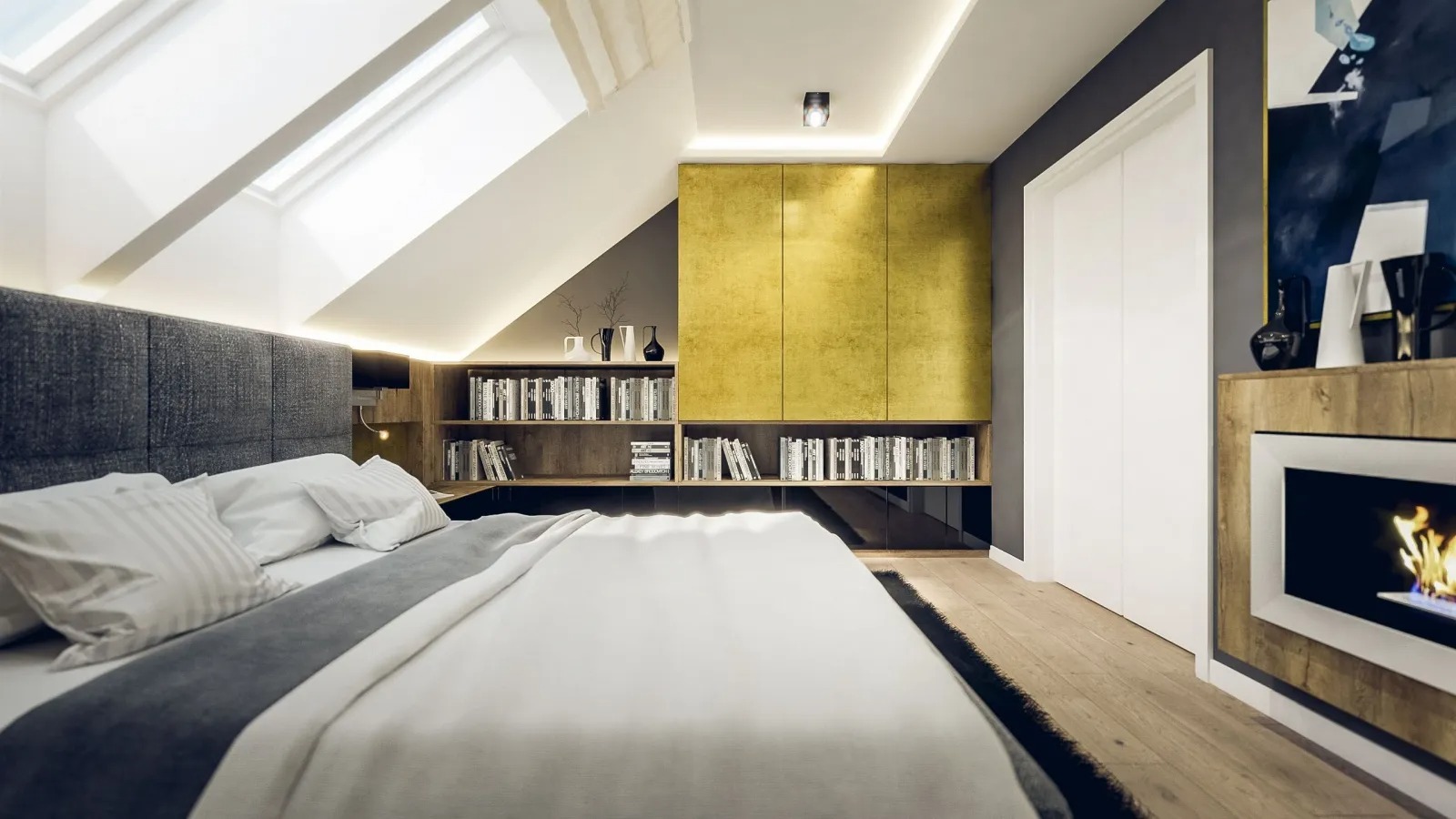 Sypialnia na poddaszu z oknami dachowymi, szarą tapicerowaną ścianą za łóżkiem, biblioteczką z książkami i złotą szafą wnękową oraz kominkiem elektrycznym.