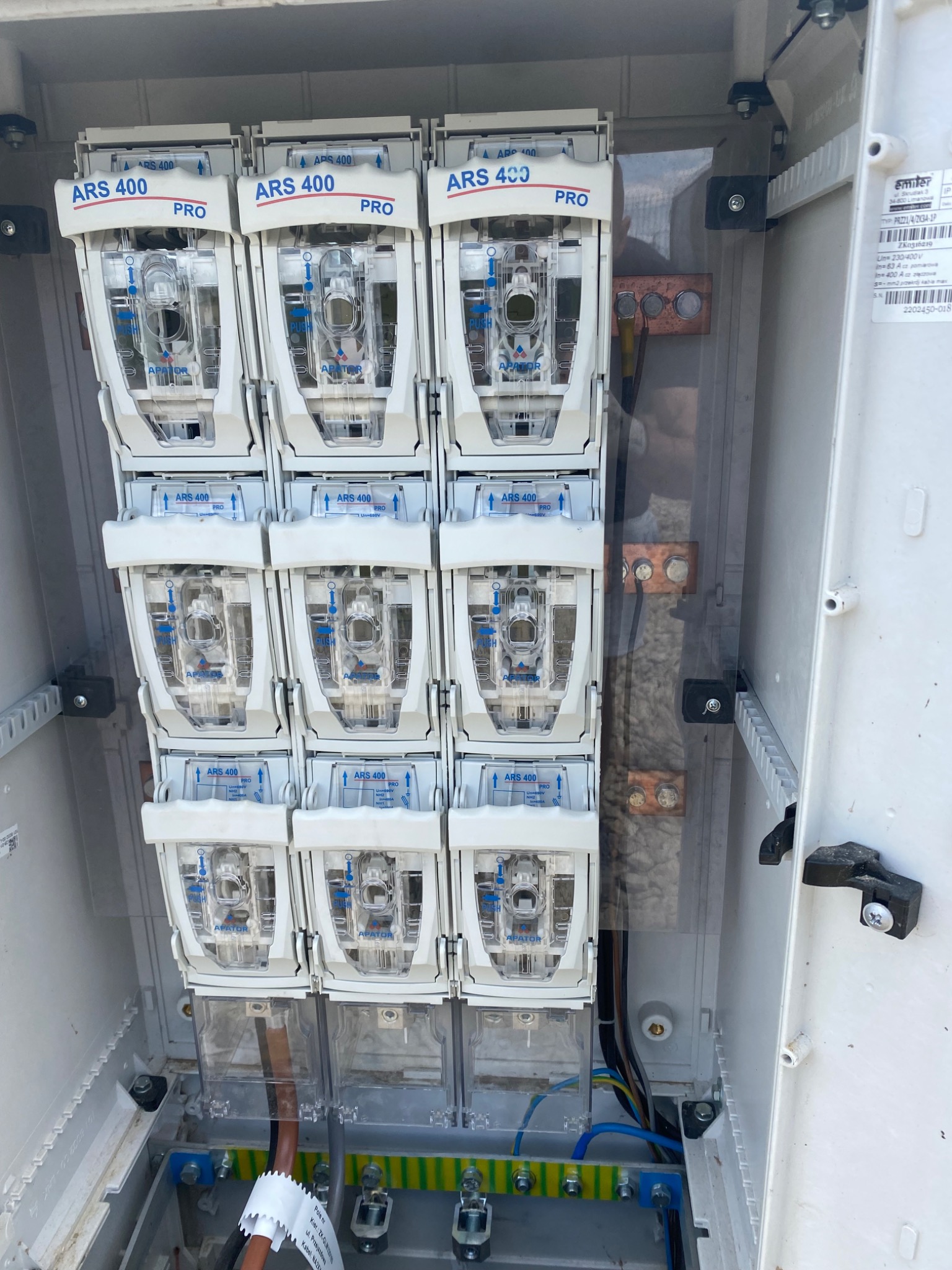 Rozdzielnica elektryczna z bezpiecznikami ARS 400 PRO, zainstalowana w skrzynce w Katowicach. Widoczne przewody i elementy montażowe.