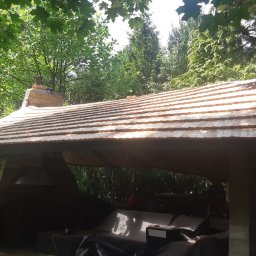 Inny Dach - Altana ogrodowa z nowym dachem krytym gontem drewnianym, widok na komin i otaczającą zieleń.