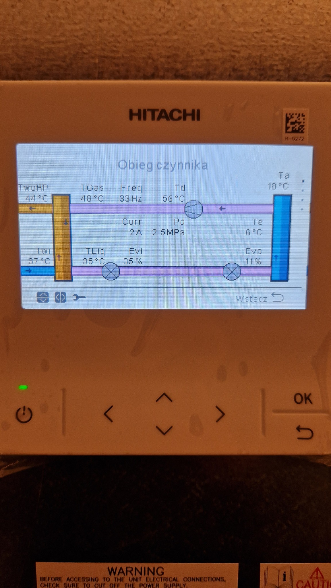 Ekran sterownika Hitachi prezentujący schemat obiegu czynnika chłodniczego z temperaturami i parametrami pracy w stopniach Celsjusza i Hz.