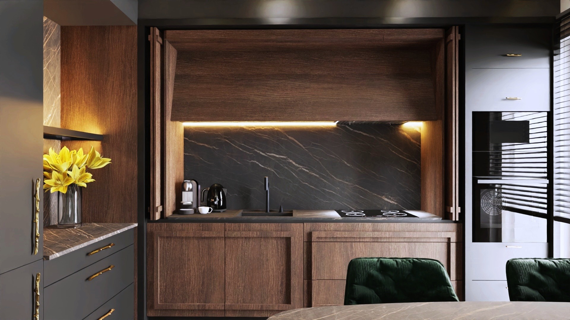 Nowoczesna kuchnia z drewnianymi frontami, czarnym marmurem na ścianie i ukrytym oświetleniem LED, uzupełniona o wazon z żółtymi kwiatami i ekspres do kawy.