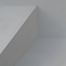 USŁUGI TYNKARSKO-BUDOWLANE - Wnętrze pomalowane na biało z widocznym fragmentem sufitu z załamaniem i ścianą w rogu pomieszczenia.