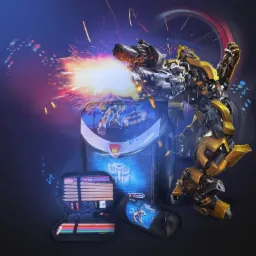 Plecak szkolny, piórnik z kredkami i tuba na długopisy z motywem Transformers, otoczone efektami specjalnymi imitującymi strzelanie i wybuchy.