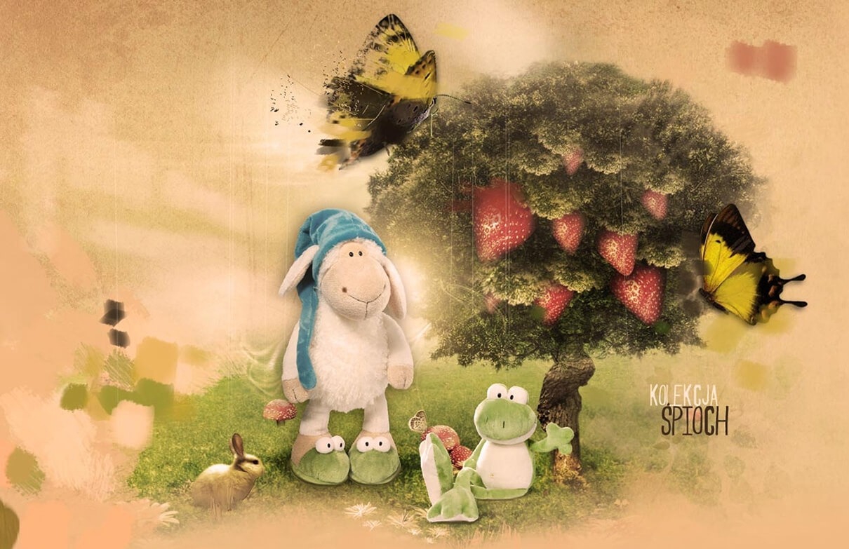 Grafika przedstawia pluszową owcę w niebieskiej czapce stojącą obok drzewa truskawkowego, z pluszowym żabą, zającem i dwoma motylami na tle beżowego tła z napisem 'KOLEKCJA ŚPIOCH'.