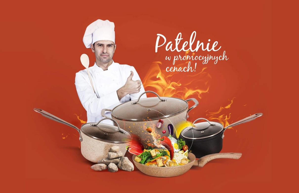 Kucharz w białym stroju z drewnianą łyżką i uniesionym kciukiem na tle pomarańczowym, obok zestaw garnków i patelni z efektem płomieni i latających warzyw, napis 'Patelnie w promocyjnych cenach!'