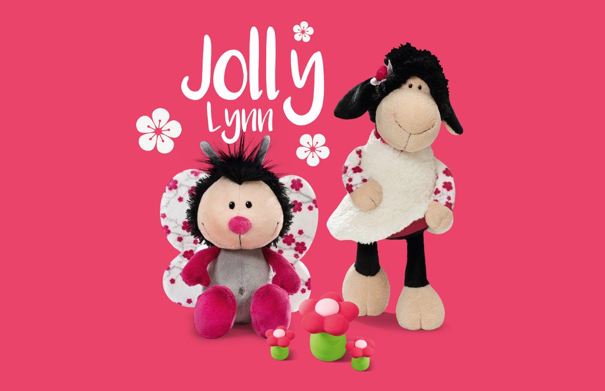 Pluszowa pszczoła z motylimi skrzydłami i pluszowa owca w sukience, stoją obok siebie na różowym tle, z dekoracyjnymi kwiatami.