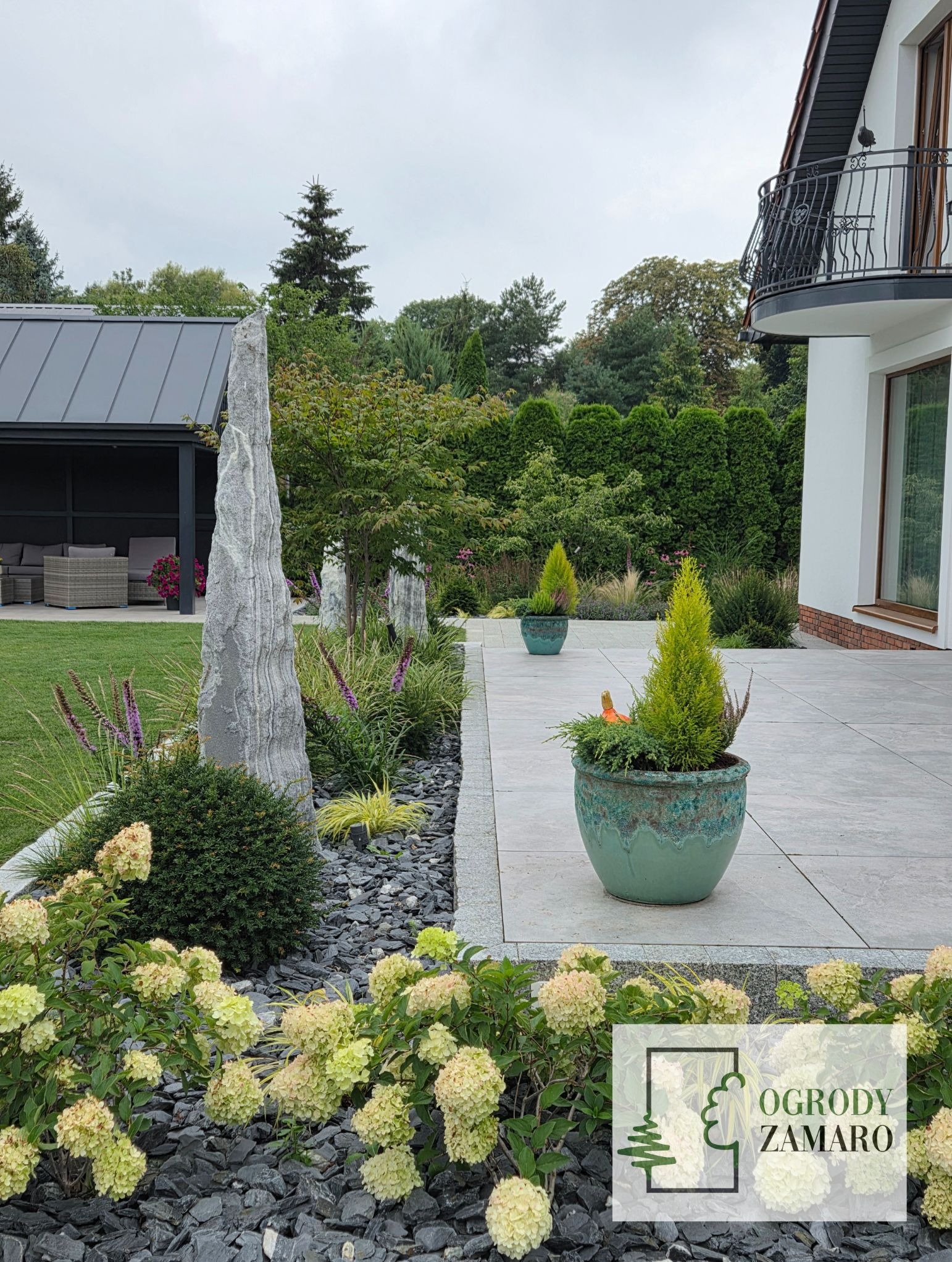 Ogród nowoczesny, kamień w ogrodzie