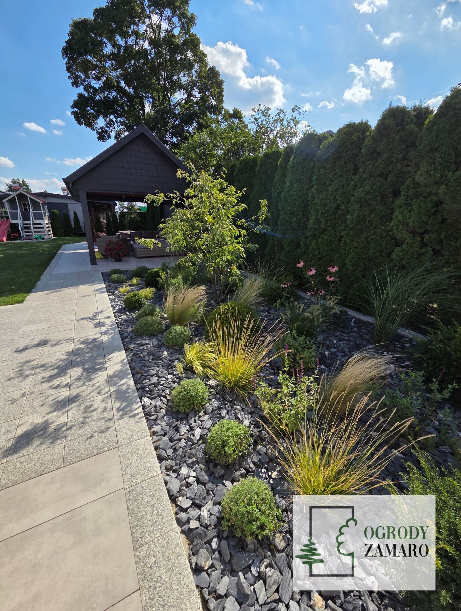 Ogród nowoczesny z bylinami i trawami ozdobnymi