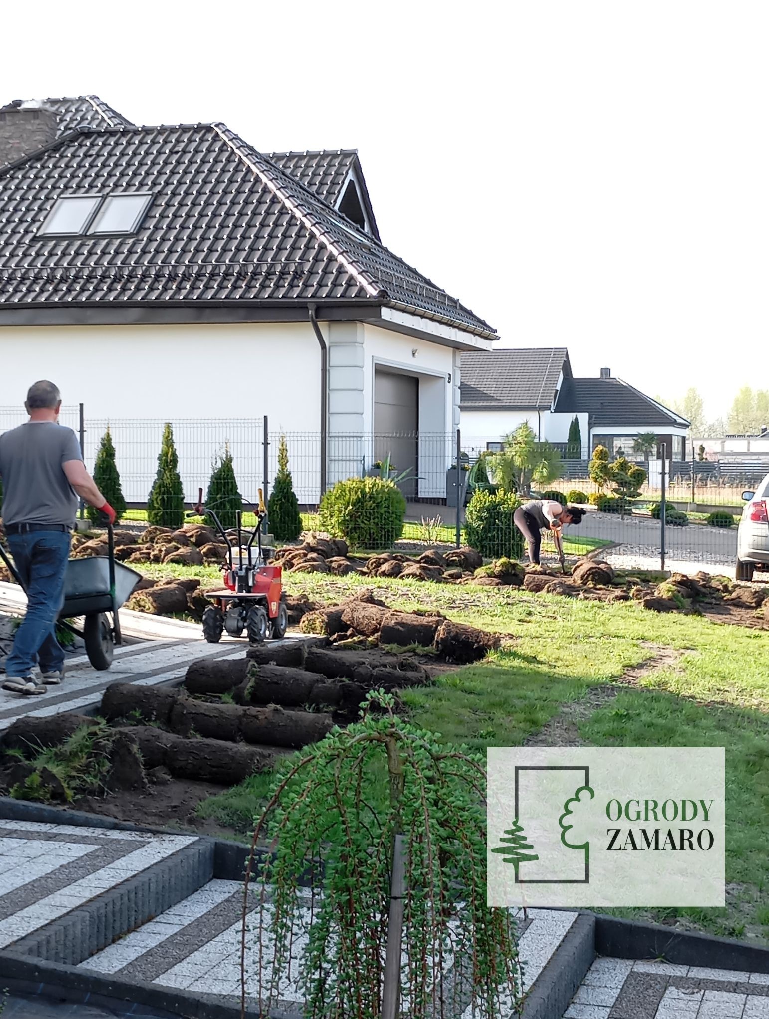 Zakładanie rabat, zbieranie trawnika maszyną do wycinania darni, zakładanie ogrodów