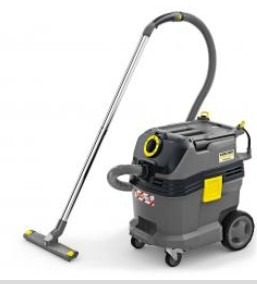 Profesjonalny odkurzacz przemysłowy marki Karcher w kolorze szaro-żółtym, z metalową rurą i ssawką podłogową, ustawiony na białym tle.