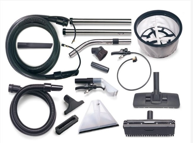 Zestaw akcesoriów do odkurzacza piorącego, w tym różne dysze, węże, rury i zbiornik na wodę, ułożone na białym tle.