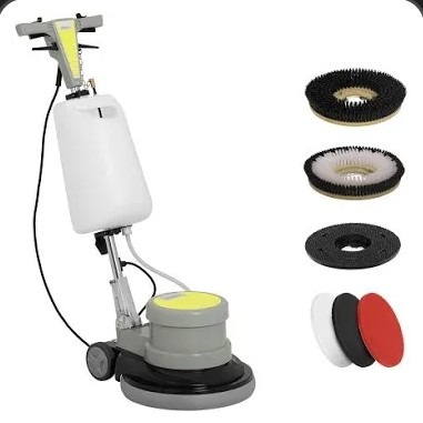 Profesjonalna szorowarka do podłóg z wymiennymi szczotkami i padami o różnej twardości, widoczny zbiornik na wodę/detergent, na białym tle.