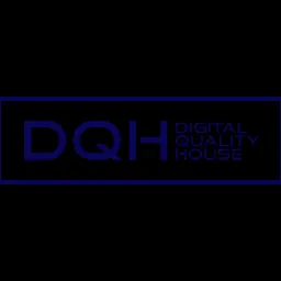 Logo firmy DQH Digital Quality House w granatowej ramce na czarnym tle.