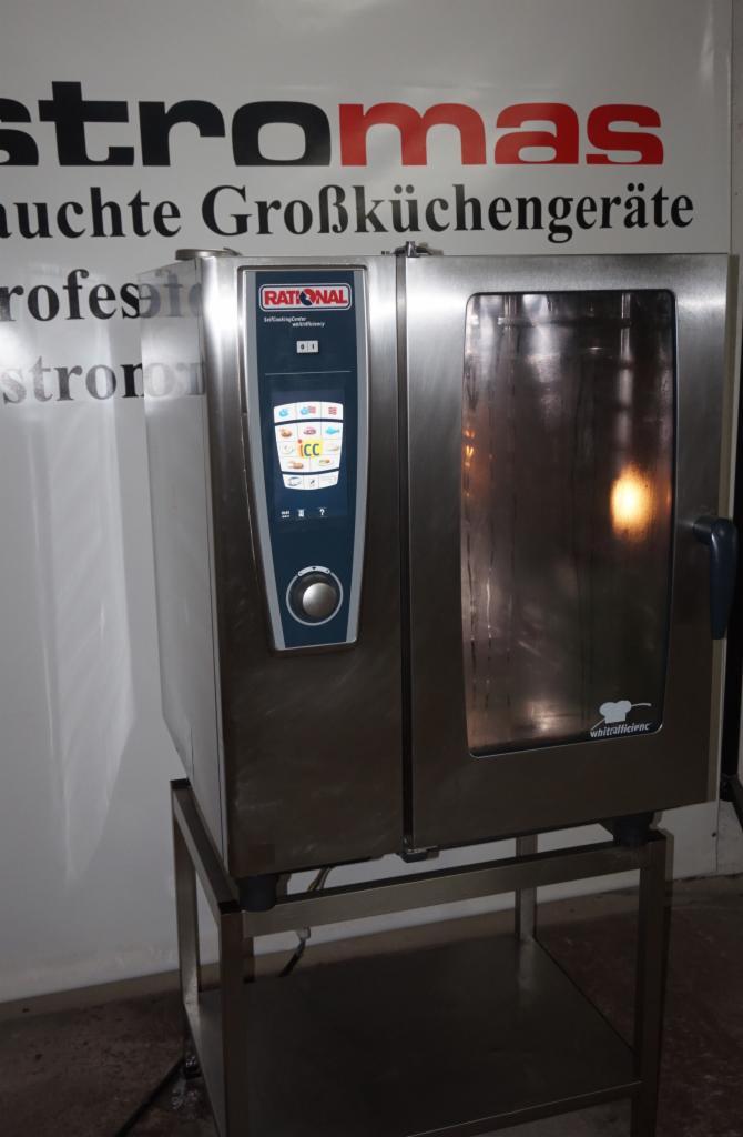 Profesjonalny piec konwekcyjno-parowy Rational na metalowym stojaku, widoczne logo producenta i panel sterowania z wyświetlaczem.