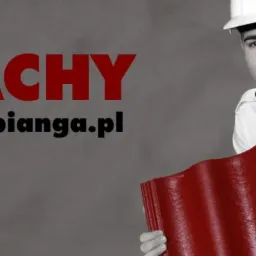 Dekarz w kasku prezentuje czerwoną dachówkę ceramiczną na szarym tle z napisem 'Dachy www.bianga.pl'.