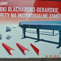 Grafika reklamowa: obróbki blacharsko-dekarskie, parapety na zamówienie. Widoczne narzędzie do obróbki blacharskiej i przykładowe elementy.