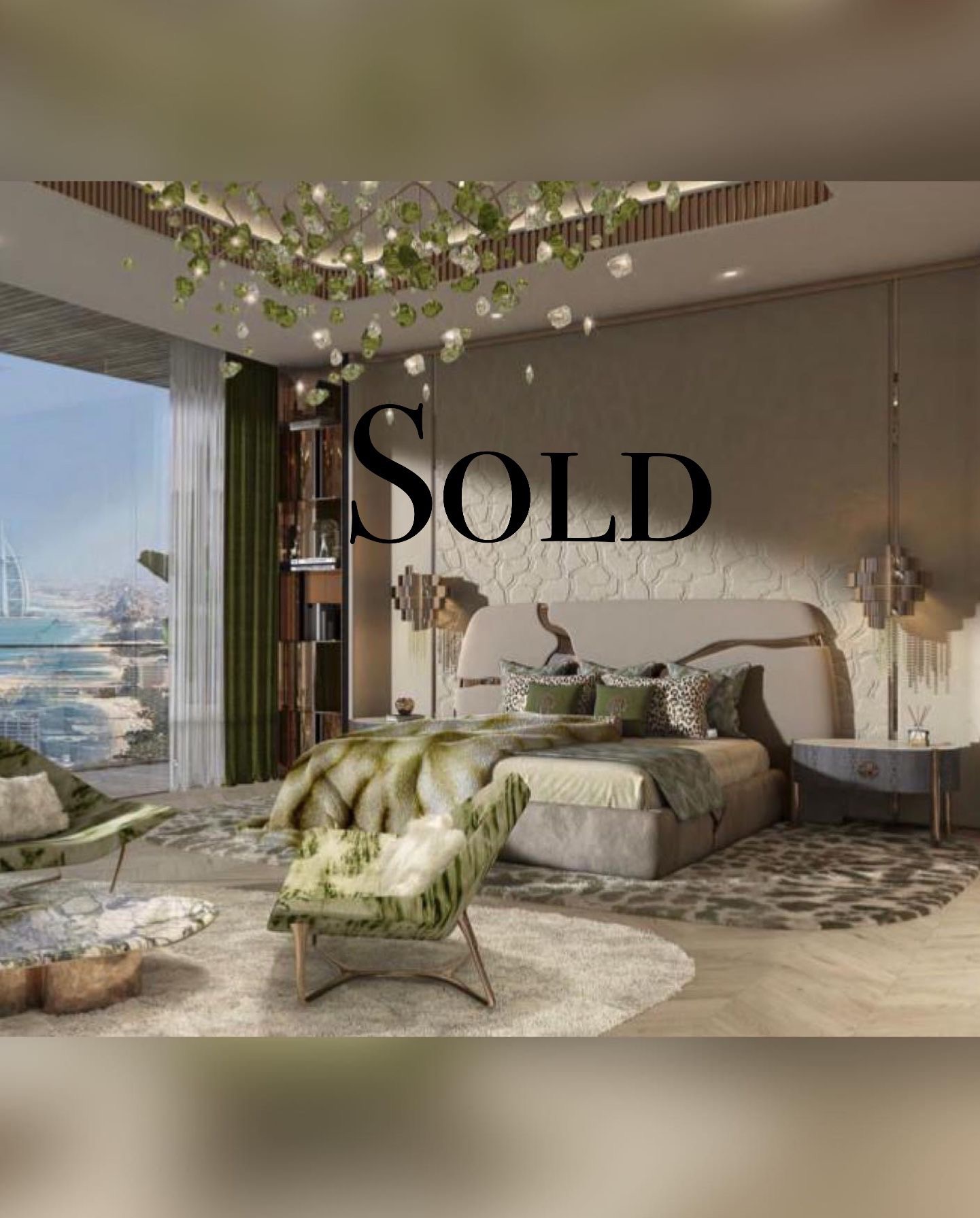 Luksusowa sypialnia z widokiem na miasto, z łóżkiem z beżowym zagłówkiem, zielonymi poduszkami i narzutą, okrągłym dywanem w panterkę, szklanym żyrandolem i krzesłami w zielone wzory. Na zdjęciu...