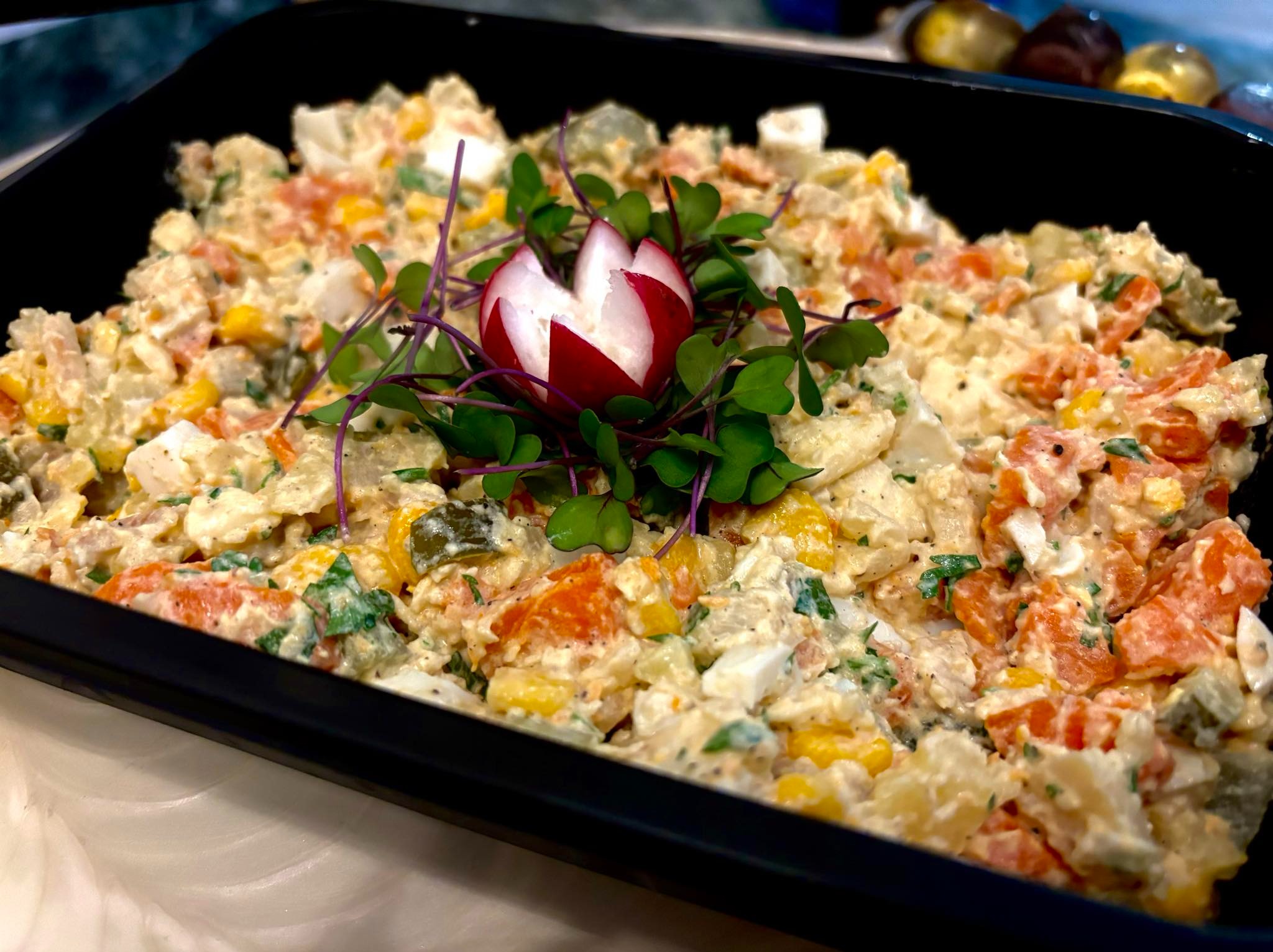 Klasyczna sałatka jarzynowa. Tradycyjny, nieodłączny element każdej rodzinnej uroczystości.