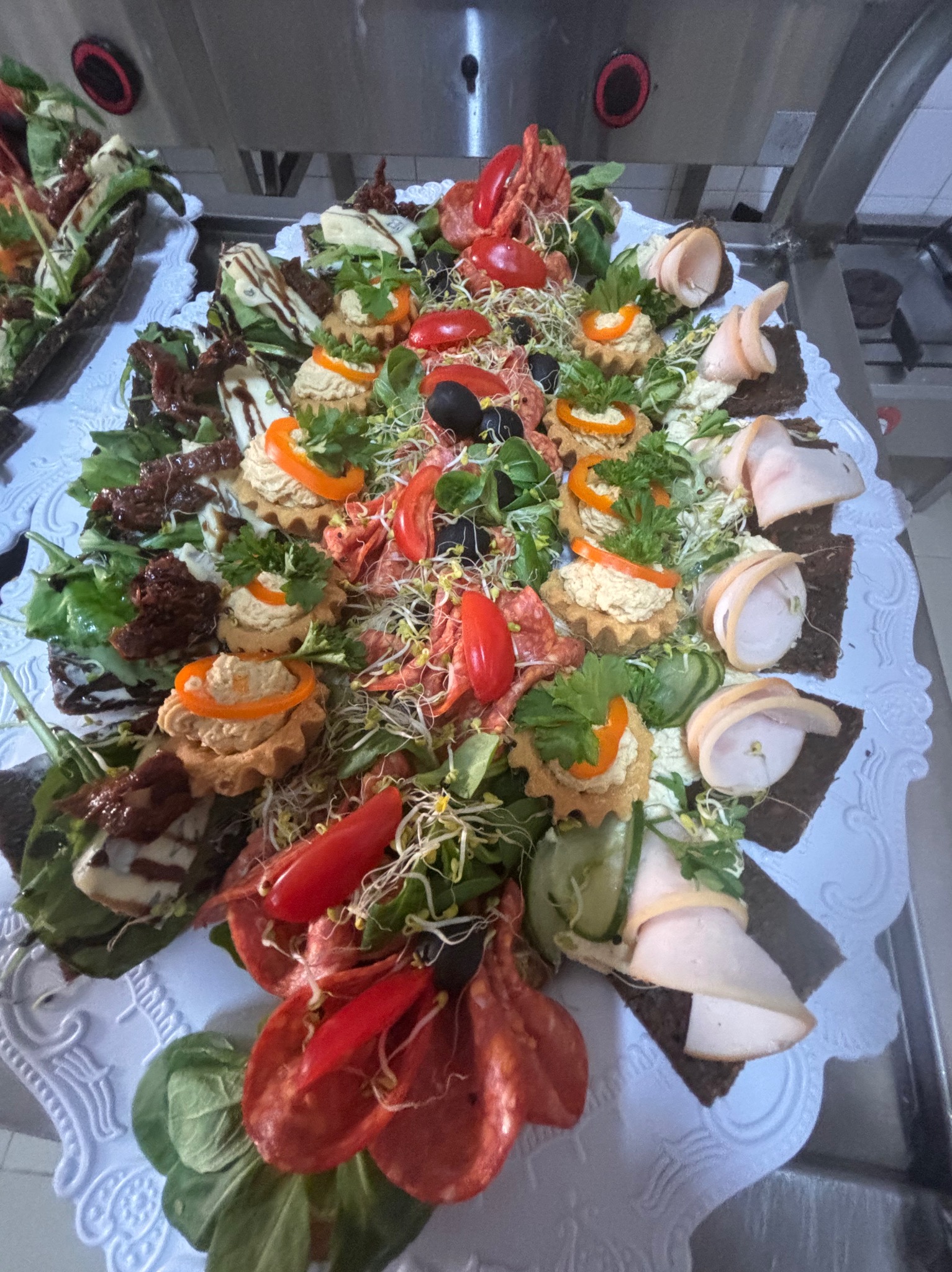 Kanapeczki bankietowe idealnie sprawdzą się na małe spotkanie z przyjaciółmi lub event w firmie.