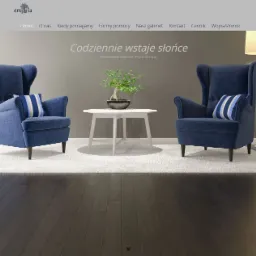 Wnętrze gabinetu z dwoma granatowymi fotelami uszakami z poduszkami w paski, białym stolikiem z bonsai i lampą podłogową, na ciemnej drewnianej podłodze i jasnym dywanie.