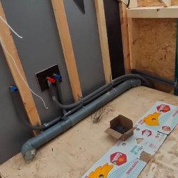Przygotowanie rur pod łazienkę w domku drewnianym