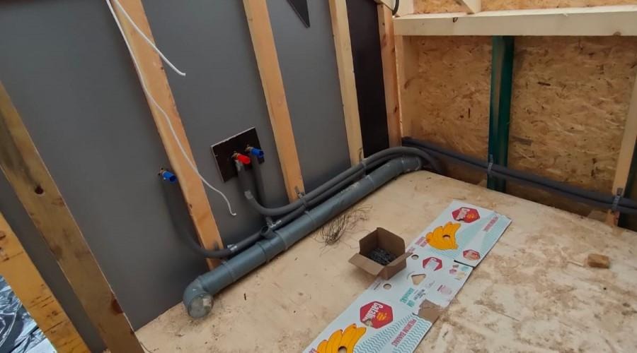 Przygotowanie rur pod łazienkę w domku drewnianym