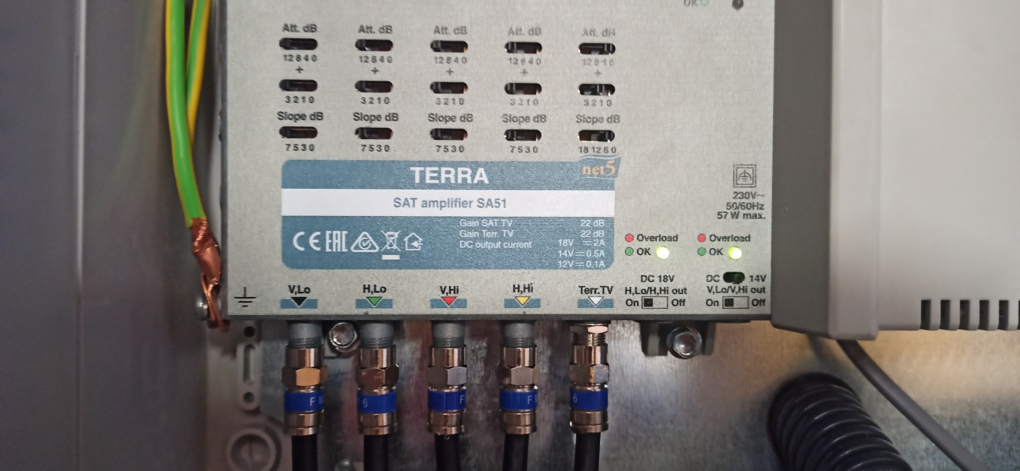 Wzmacniacz antenowy Terra SA51 z podłączonymi przewodami antenowymi i uziemieniem, widoczne diody sygnalizujące poprawne działanie.